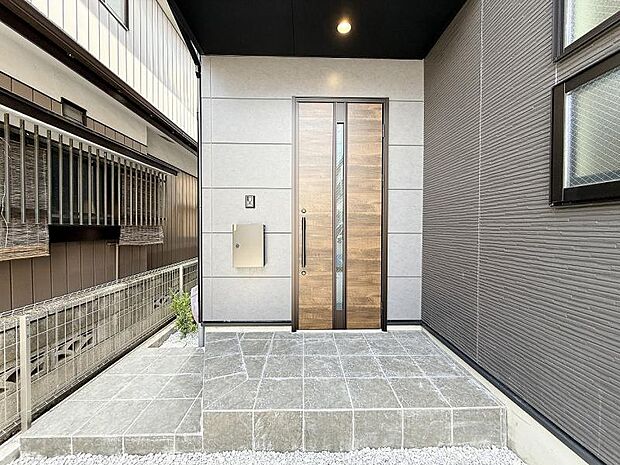 落ち着いた雰囲気の玄関アプローチ。全体のバランスも考慮した設計がステキです。