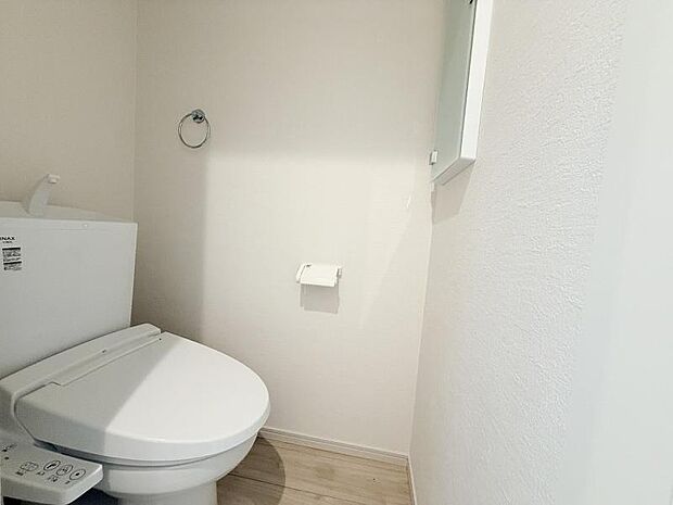 トイレまわり用品の整理に便利な収納棚付きです。