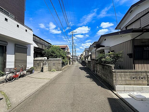 車通りの少ない閑静な住宅街に位置しております。