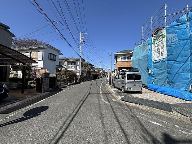 車通りの少ない閑静な住宅街に位置しております。