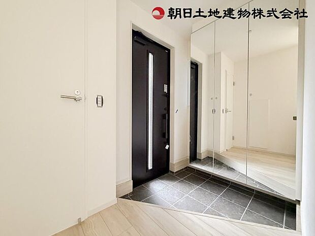 スタイリッシュでモダンな玄関が、お客様をお出迎えしてくれます。