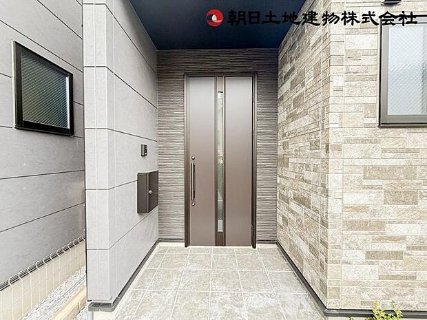 落ち着いた雰囲気の玄関アプローチ。全体のバランスも考慮した設計がステキです。