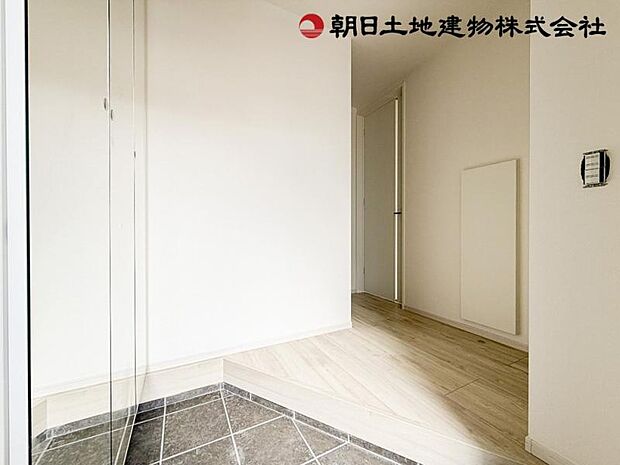 明るさも自慢の玄関ホール。室内が見えないように設計されています。