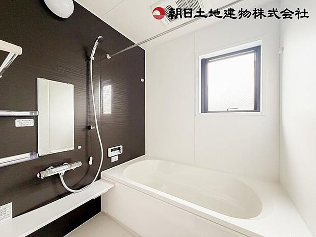落ち着きのあるツートンの壁色やストレートタイプの浴槽、換気乾燥暖房機など快適なバスタイムを過ごせます。
