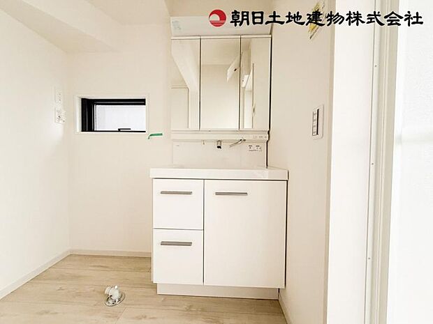 洗面台には三面鏡を採用。鏡の後ろに収納スペースが設けられています。