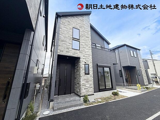 太陽の陽射しがリビングへと燦々と差し込む明るい印象を受けました。