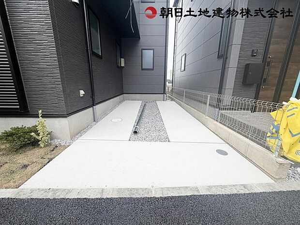 車の通りも少ない住宅地は小さなお子様がいるご家族にも安心です。
