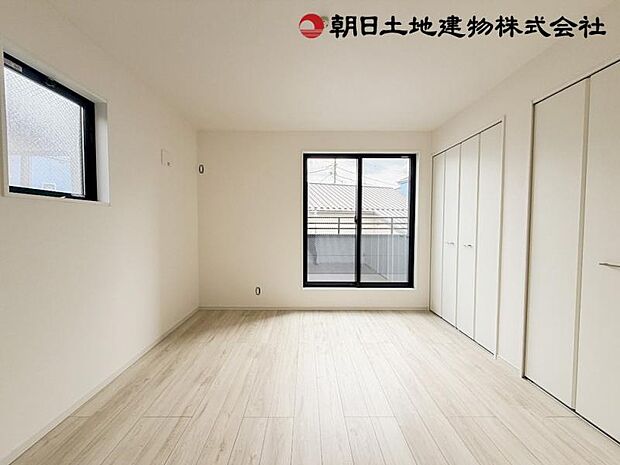 大きな収納と2面採光で、明るさと使いやすさが自慢の洋室です。