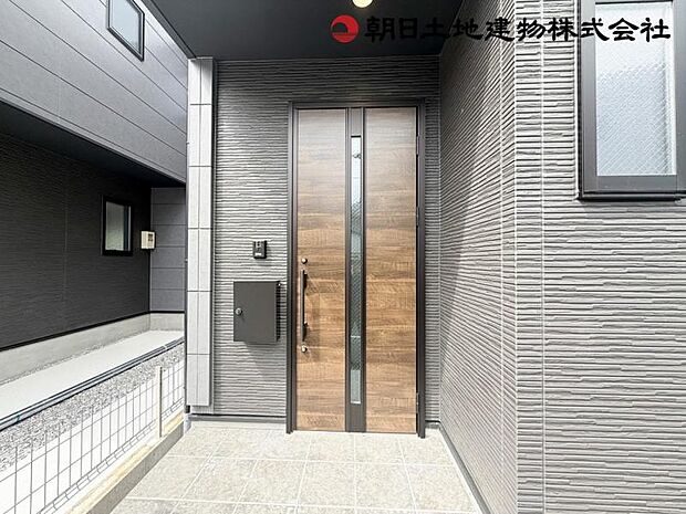 明るさも自慢の玄関ホール。室内が見えないように設計されています。