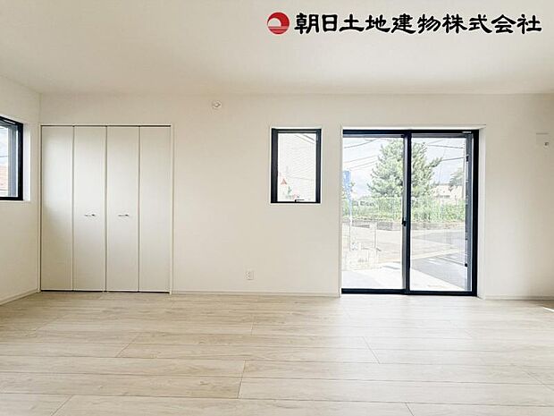 お店で見掛けた「あの家具」でも自由に配置できるゆとりのリビング空間。