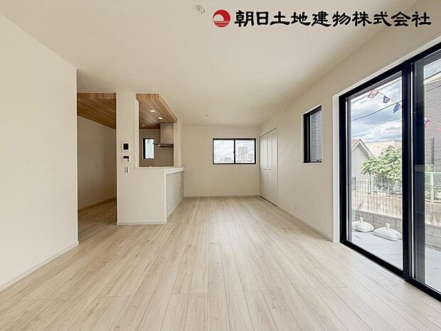 食事中の会話も、リビングでの寛ぎの時間も、やはり明るいお部屋が良いですよね。