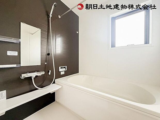 落ち着きのあるツートンの壁色やストレートタイプの浴槽、換気乾燥暖房機など快適なバスタイムを過ごせます。