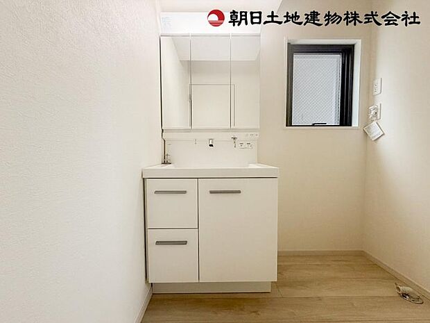 洗面台には三面鏡を採用。鏡の後ろに収納スペースが設けられています。