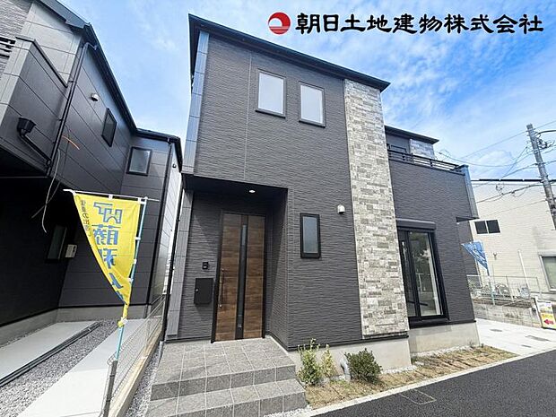太陽の陽射しがリビングへと燦々と差し込む明るい印象を受けました。