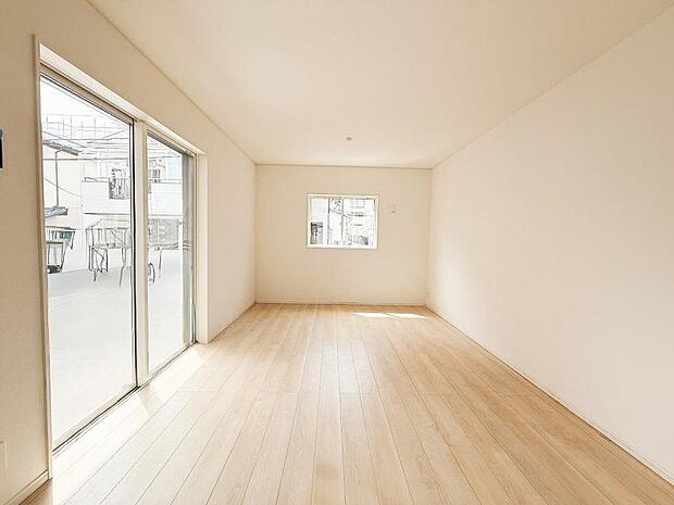 南側から射し込む陽射しは、家族の会話と共に明るい雰囲気を生み出します。