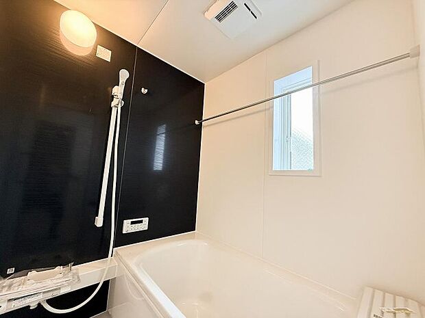 広々とした浴室は一日の疲れをいやす大切な空間足を延ばして体を癒してください。