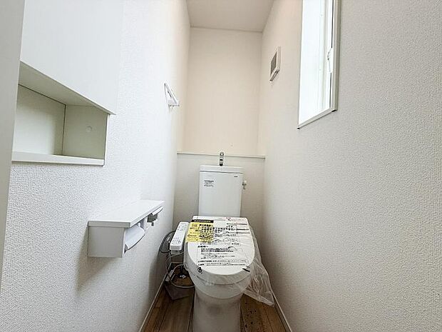 トイレまわり用品の整理に便利な収納棚付きです。