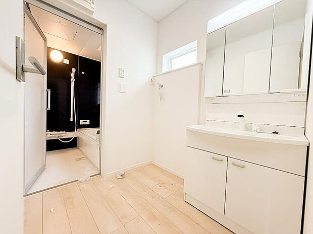 ゆとりの洗面スペースで朝の身支度もスムーズに、ご家族揃って身支度可能なゆとりの洗面室です。