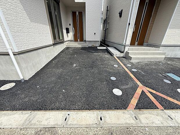 交通量の少ない立地ですので、駐車が苦手な方もゆっくり出し入れできますね。