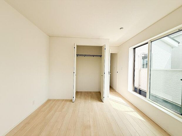 広々とした主寝室は、2面採光により、陽射しがたっぷりと射し込みます。