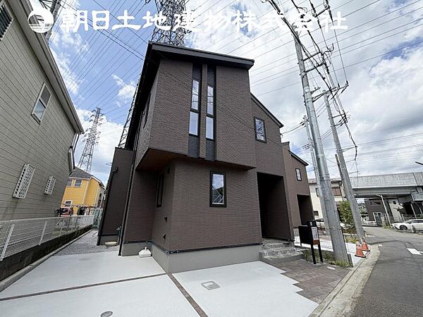 隣り合う家との間隔にゆとりを持たせた配棟計画、駅までの距離とのバランスも計算されています。