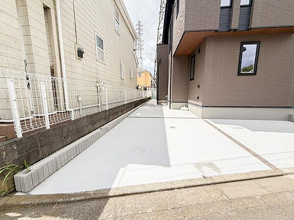 広々とした駐車スペース。運転が苦手な方でもゆっくり駐車できます。