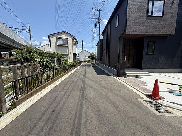 前面道路は交通量も少なくゆっくり駐車できます!