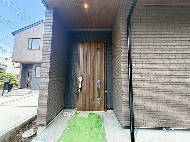 明るさも自慢の玄関ホール。室内が見えないように設計されています。