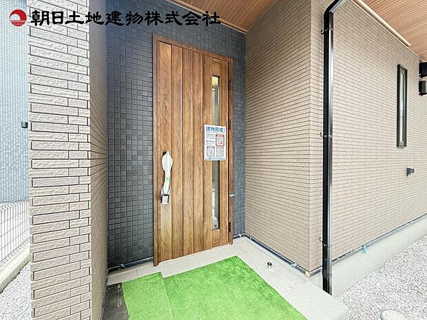 明るさも自慢の玄関ホール。室内が見えないように設計されています。
