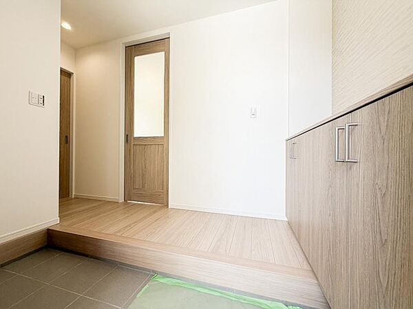 落ち着いた雰囲気の玄関アプローチ。全体のバランスも考慮した設計がステキです。
