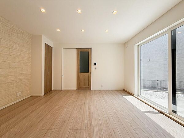 食事中の会話も、リビングでの寛ぎの時間も、やはり明るいお部屋が良いですよね。