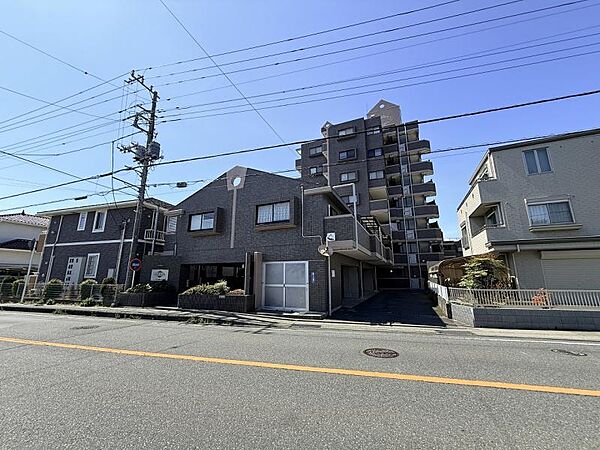 どこか心が落ち着く現地。都会の派手さはありませんが、自然と共に暮らせる落ち着いた街並みが印象的です。