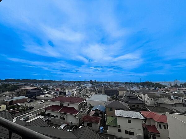 周辺には高い建物がなく、通風良好な開放感のある立地です。