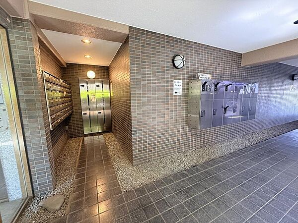 宅配ボックスが付いているので、不在時に届いた荷物が24時間受け取り可能です。