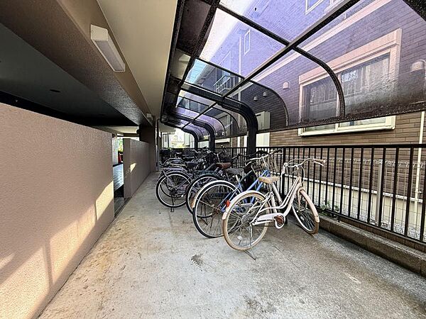 自転車を陽射しや雨などから守る屋根付きの駐輪場です。