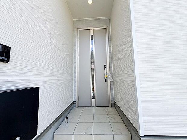 落ち着いた雰囲気の玄関アプローチ。全体のバランスも考慮した設計がステキです。