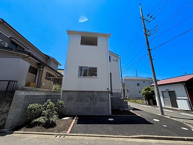 その豊かな環境にふさわしい空間には、通風・採光にも優れ、心地よい光と風が溢れます。
