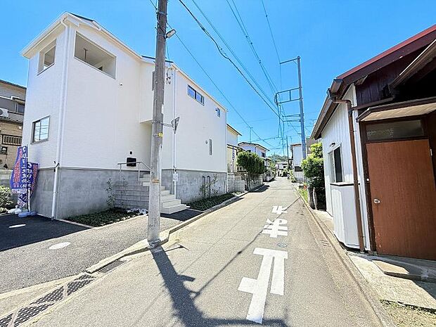 交通量の少ない立地ですので、駐車が苦手な方もゆっくり出し入れできますね。