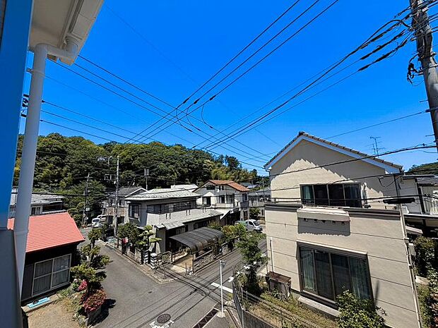 2階からの眺望です。周辺には高い建物がなく、通風良好な開放感のある立地です。