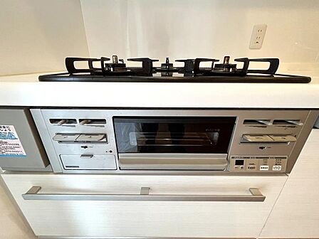 システムキッチンは様々な料理が作れる便利な専用調理器が充実