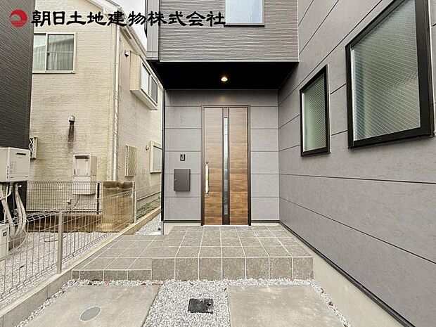 落ち着いた雰囲気の玄関アプローチ。全体のバランスも考慮した設計がステキです。