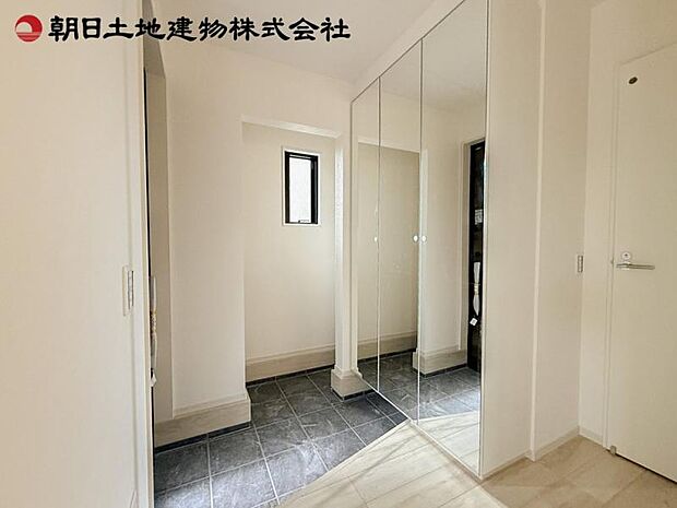 玄関のシューズクローゼットは天井までの大容量。いつでもスッキリとした玄関でお客様をお迎えできます。