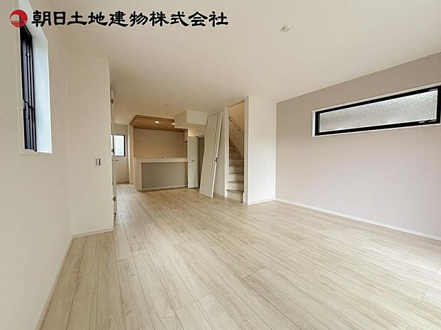 注文建築でニーズの多いリビングイン階段を採用し、家族の繋がりを深くする工夫も。