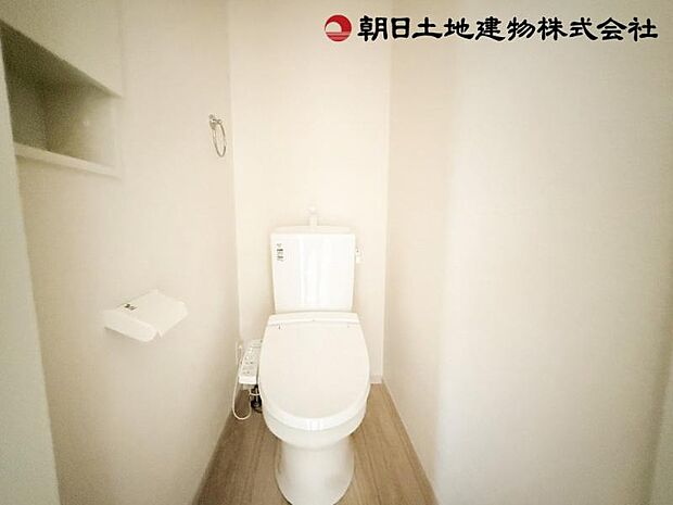 トイレまわり用品の整理に便利な収納棚付きです。