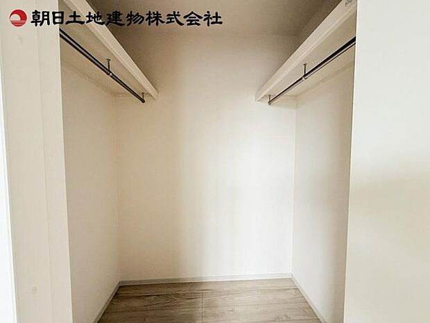 お部屋をスッキリさせるウォークインクローゼットを完備。季節ものから普段使いまできっちり収納できます。
