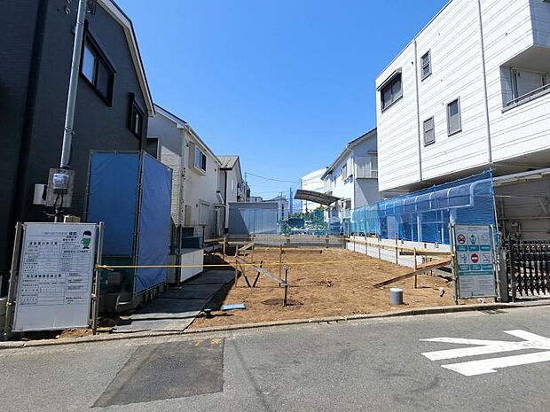 前面道路は交通量が少なく、穏やかな街並みです。