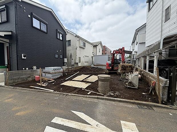 前面道路は交通量が少なく、穏やかな街並みです。