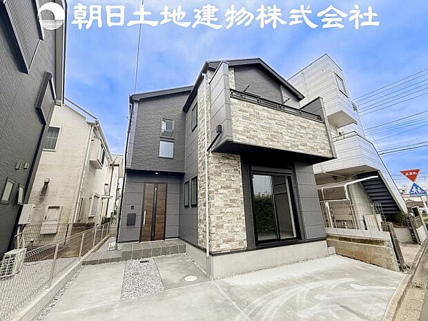 前面道路は交通量が少なく、穏やかな街並みです。