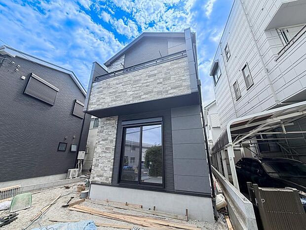 前面道路は交通量が少なく、穏やかな街並みです。