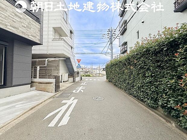 交通量の少ない立地ですので、駐車が苦手な方もゆっくり出し入れできますね。